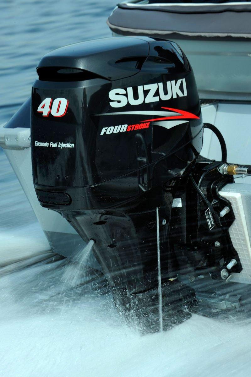 Лодочные четырехтактные моторы сузуки купить. Suzuki df40 Лодочный мотор. Suzuki 40 Лодочный мотор. Сузуки ДФ 40. Сузуки 40 4 тактный.